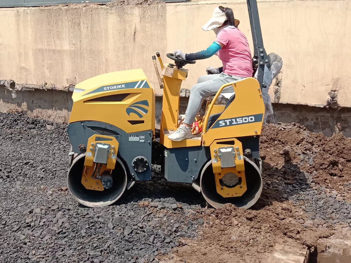 座駕式壓路機施工現場